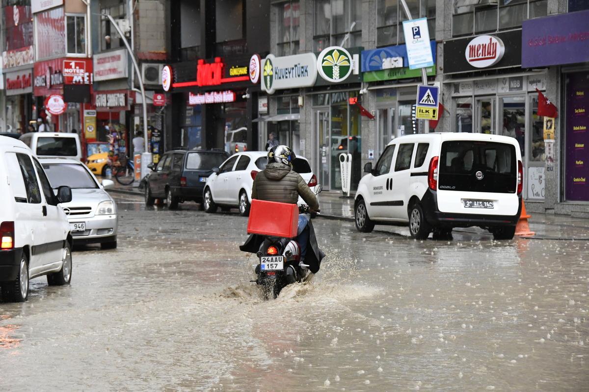 G&uuml;m&uuml;şhane'de sağanak hayatı olumsuz etkiledi