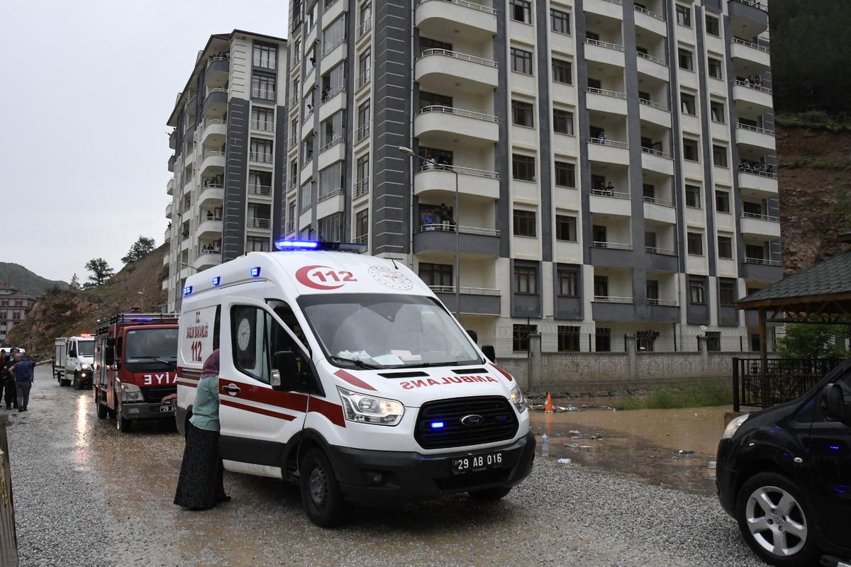 G&uuml;m&uuml;şhane'de menfezde biriken suya d&uuml;şen gen&ccedil; kızı kurtaran &ouml;ğrenciler &ouml;d&uuml;llendirildi