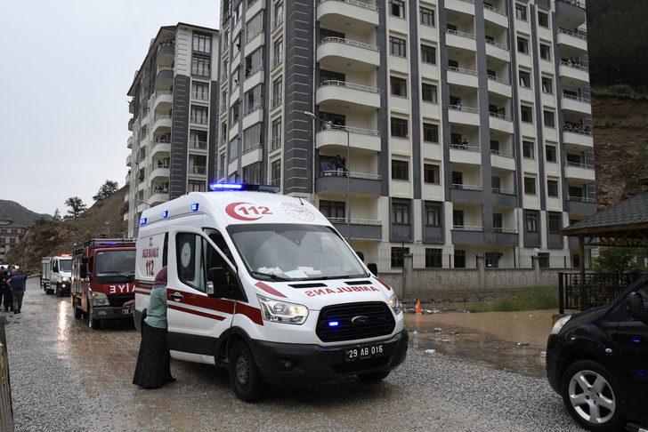 Gümüşhane'de menfezde biriken suya düşen kişiyi çevredekiler kurtardı G1