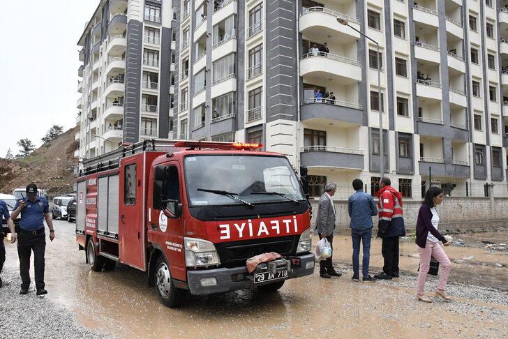 Gümüşhane'de menfezde biriken suya düşen kişiyi çevredekiler kurtardı G2