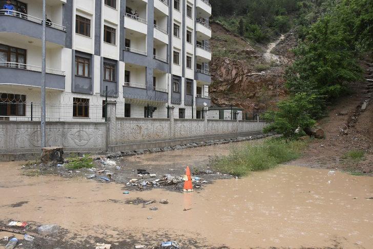 Gümüşhane'de menfezde biriken suya düşen kişiyi çevredekiler kurtardı G3
