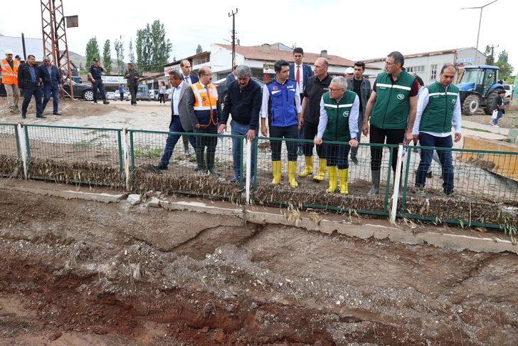 Sivas Valisi Yılmaz Şimşek selden zarar gören Gemerek'te incelemede bulundu: G2