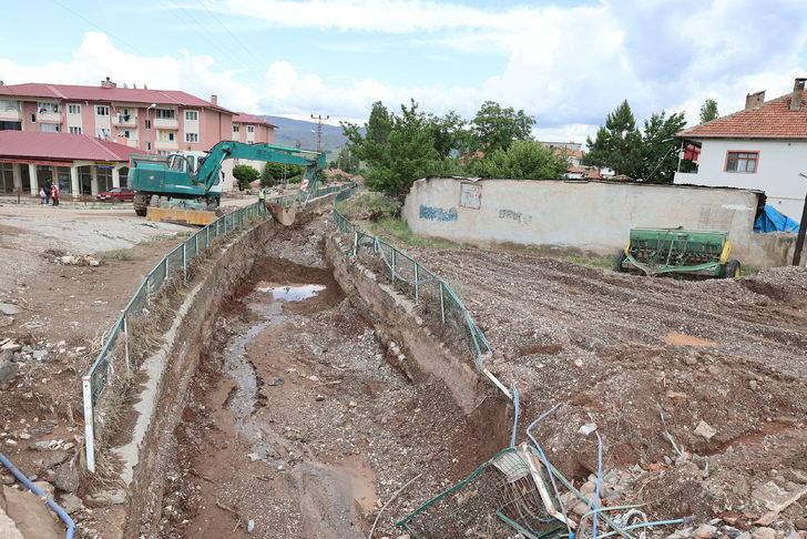 Sivas Valisi Yılmaz Şimşek selden zarar gören Gemerek'te incelemede bulundu: G3