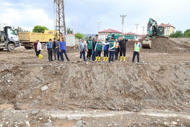 Sivas Valisi Yılmaz Şimşek selden zarar gören Gemerek'te incelemede bulundu: G4