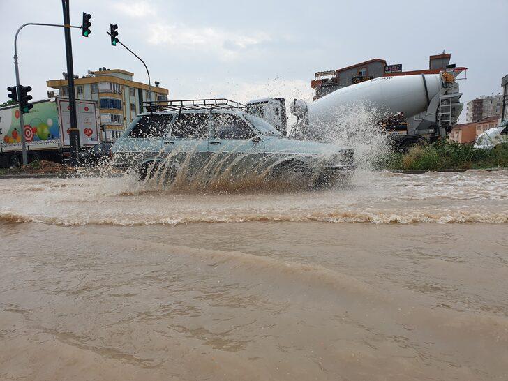 Osmaniye'de sağanak nedeniyle ev ve iş yerlerini su bastı, araçlar yolda mahsur kaldı G1