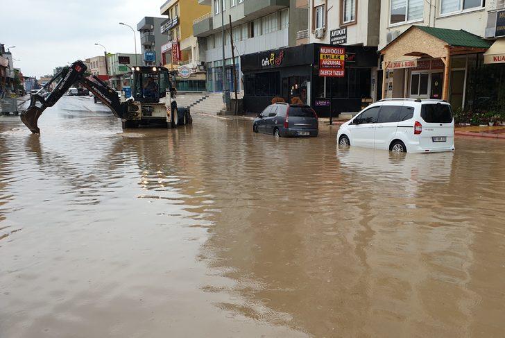 Osmaniye'de sağanak nedeniyle ev ve iş yerlerini su bastı, araçlar yolda mahsur kaldı G2