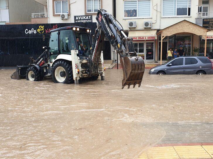 Osmaniye'de sağanak nedeniyle ev ve iş yerlerini su bastı, araçlar yolda mahsur kaldı G3