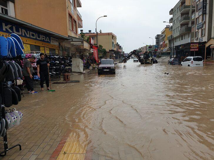 Osmaniye'de sağanak nedeniyle ev ve iş yerlerini su bastı, araçlar yolda mahsur kaldı G4
