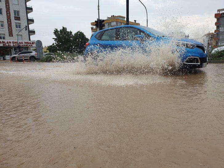 Osmaniye'de sağanak nedeniyle ev ve iş yerlerini su bastı, araçlar yolda mahsur kaldı G5