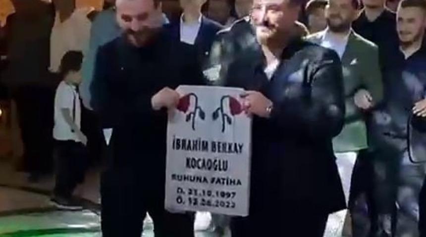 Düğünde ilginç görüntüler: Mezar taşı hediye edip dua okudular!