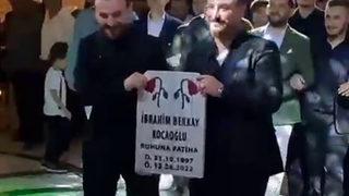 Düğünde ilginç görüntüler: Mezar taşı hediye edip dua okudular!