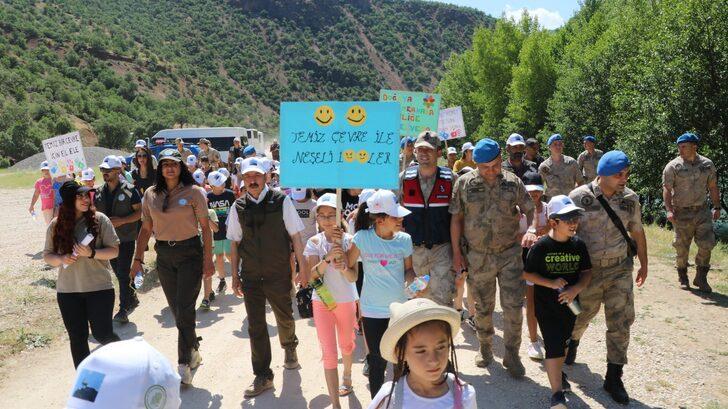 Tunceli'de öğrenciler Munzur Vadisi'nde çöp topladı G3