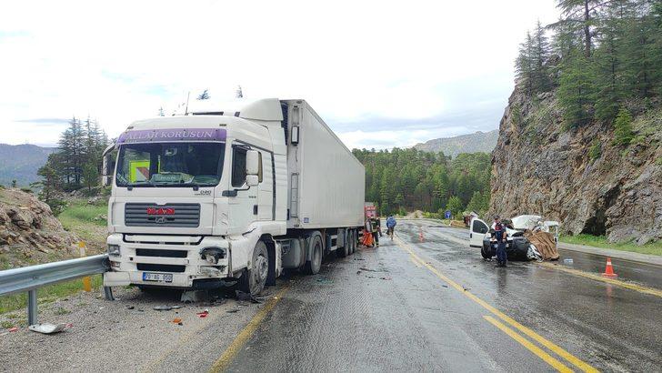 Konya'da iki tır ile bir otomobilin karıştığı kazada 1 kişi öldü G4
