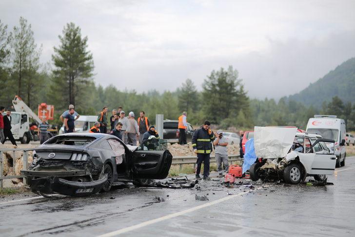 Antalya'da iki otomobilin çarpıştığı kazada 1 kişi öldü, 3 kişi yaralandı G2
