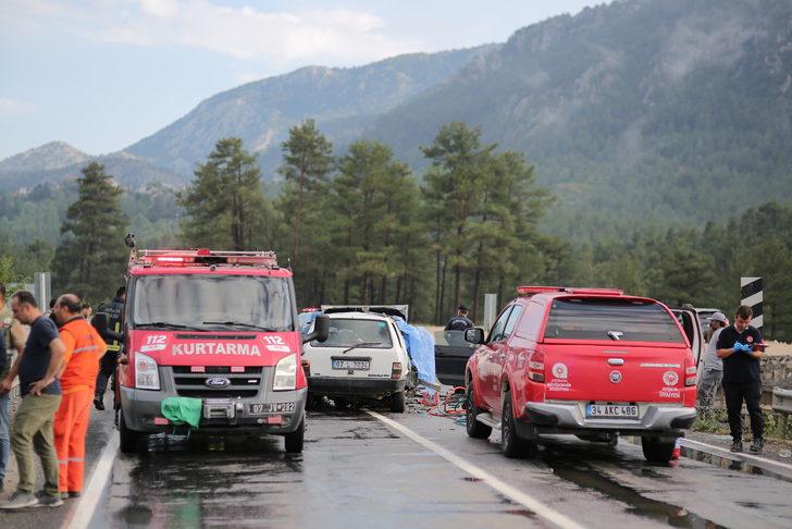 Antalya'da iki otomobilin çarpıştığı kazada 1 kişi öldü, 3 kişi yaralandı G3