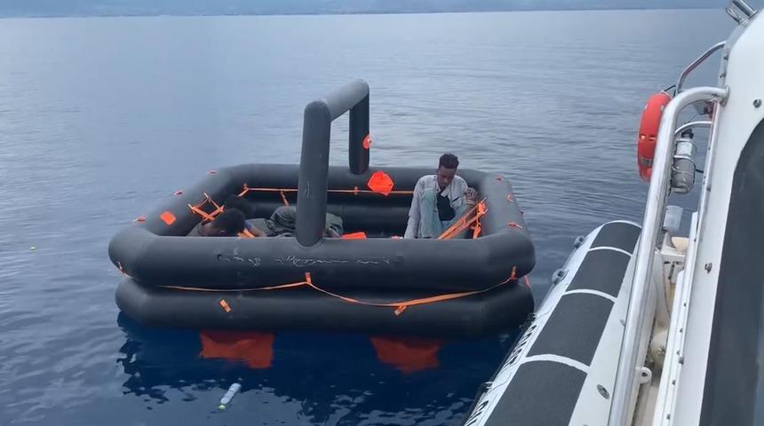 İzmir açıklarında geri itilen can salındaki 6 düzensiz göçmen kurtarıldı