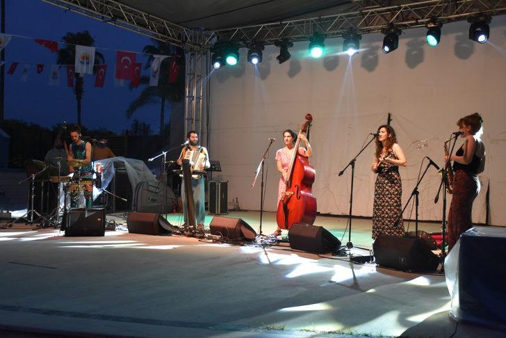 Collectif Medz Bazar müzik grubu, Adana'da sahne aldı G1