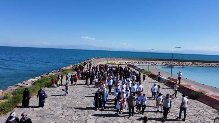 Van Gölü için yürüyen kadınlar Adilcevaz'a ulaştı G1