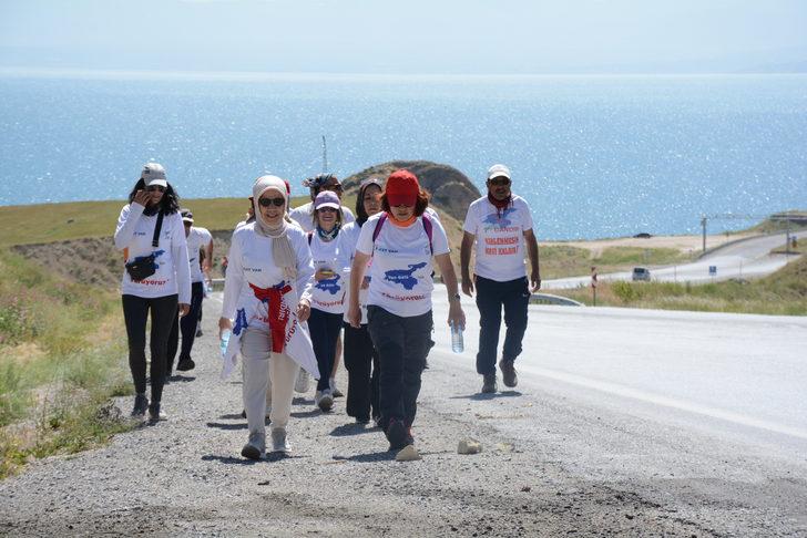 Van Gölü için yürüyen kadınlar Adilcevaz'a ulaştı G5