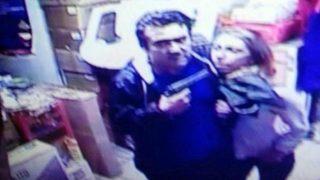 Kasiyerin başına tabanca dayayarak soymak istedi