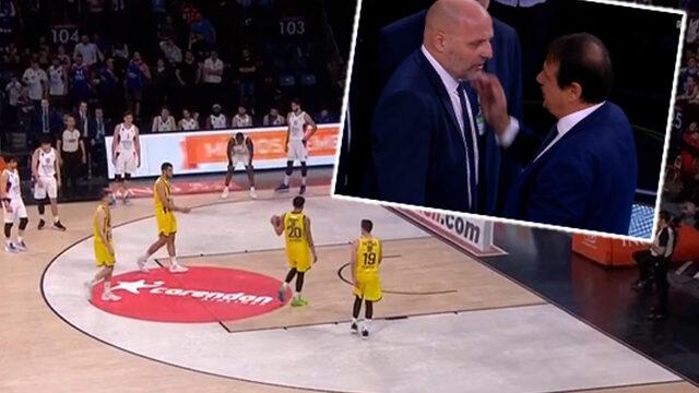 Anadolu Efes-Fenerbahçe Beko maçının sonlarında herkes dondu kaldı! Bilerek izin verdiler...