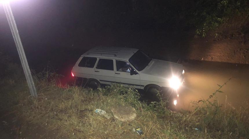 Sulama kanalına devrilen otomobilden yara almadan kurtuldular