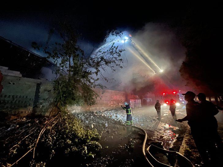 Gaziantep'te orman ürünleri fabrikasında çıkan yangına müdahale ediliyor G1
