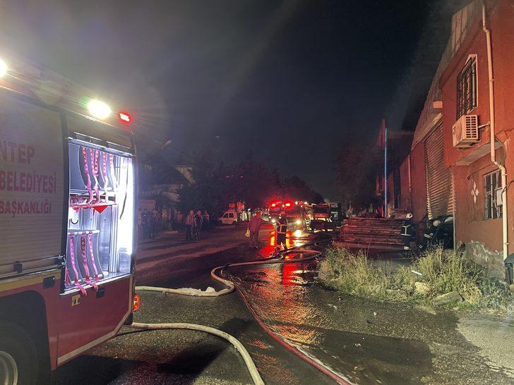 Gaziantep'te orman ürünleri fabrikasında çıkan yangına müdahale ediliyor G2