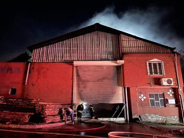 Gaziantep'te orman ürünleri fabrikasında çıkan yangına müdahale ediliyor G3