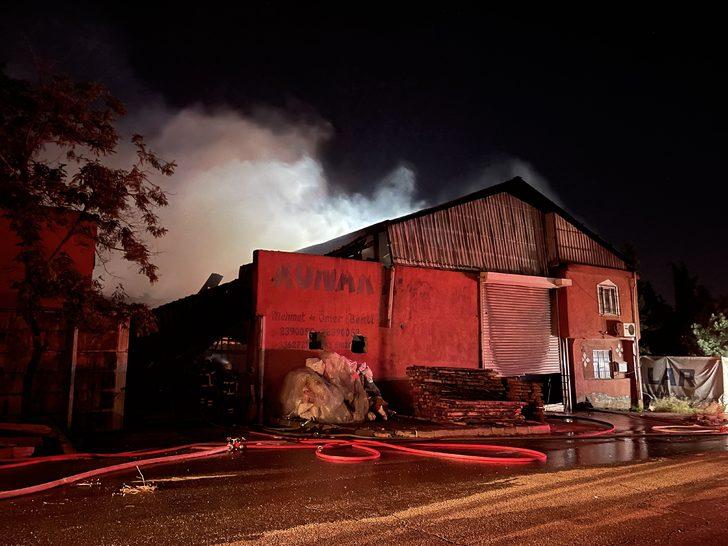Gaziantep'te orman ürünleri fabrikasında çıkan yangına müdahale ediliyor G4