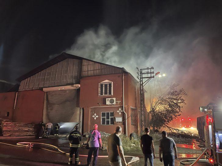 Gaziantep'te orman ürünleri fabrikasında çıkan yangına müdahale ediliyor G5