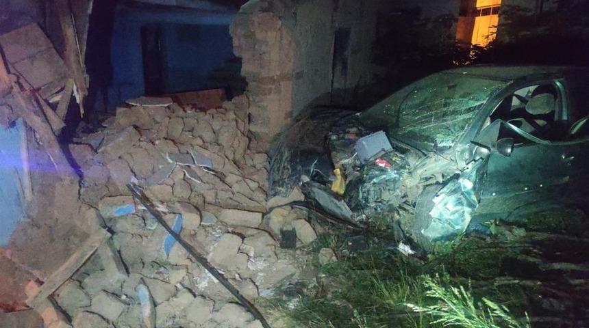 Bursa'da otomobil evin duvarına girdi! Sürücü kaçtı, yaralanan arkadaşı hayatını kaybetti