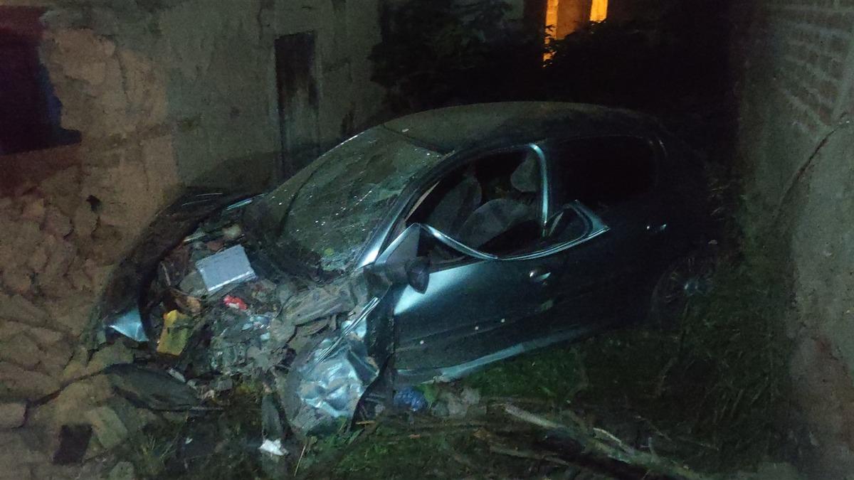 Bursa'da evin duvarına &ccedil;arpan otomobildeki kişi &ouml;ld&uuml;