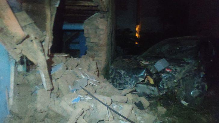 Bursa'da evin duvarına çarpan otomobildeki kişi öldü G3