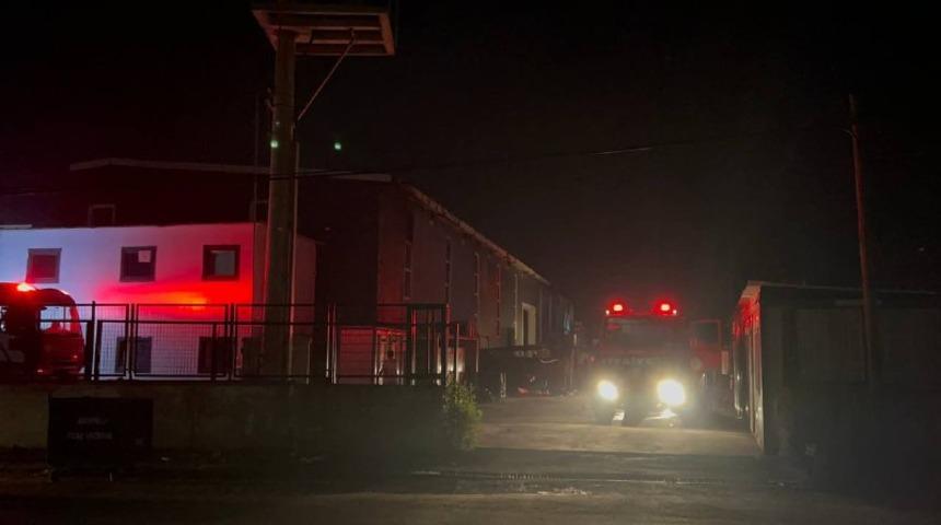 Kocaeli'de toz boya fabrikasında çıkan yangın söndürüldü