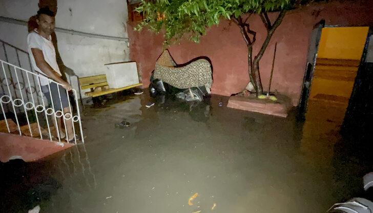 Adana'da sağanak nedeniyle bazı evleri ve iş yerlerini su bastı G3