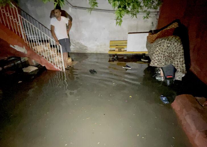 Adana'da sağanak nedeniyle bazı evleri ve iş yerlerini su bastı G4