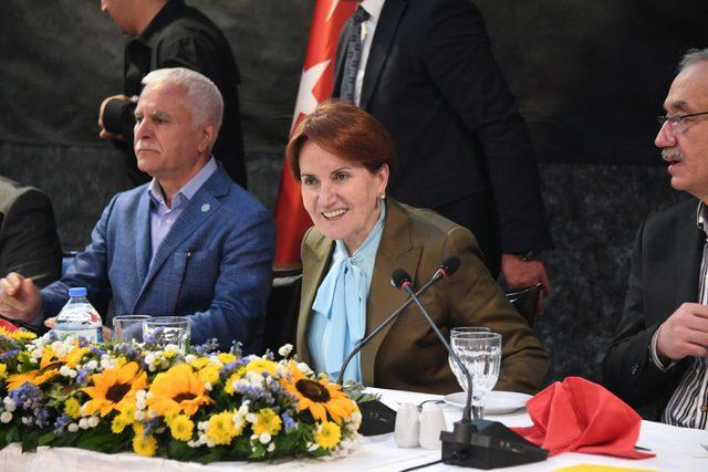 Akşener, partisinin milletvekilleri ve Başkanlık Divanı üyeleriyle bir araya geldi