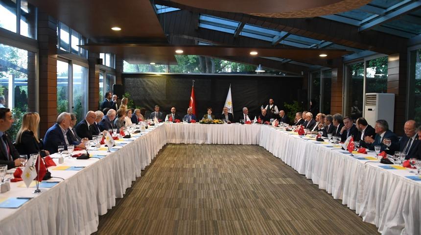 Akşener, partisinin milletvekilleri ve Başkanlık Divanı üyeleriyle bir araya geldi