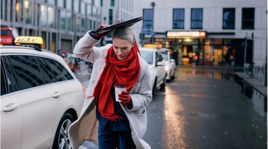 Kadınlar neden kariyer basamaklarını ilk 10 yılda koşarak tırmanmak zorunda?