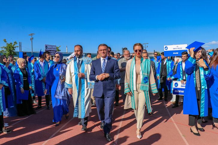 Van YYÜ'de mezuniyet töreni düzenlendi G1
