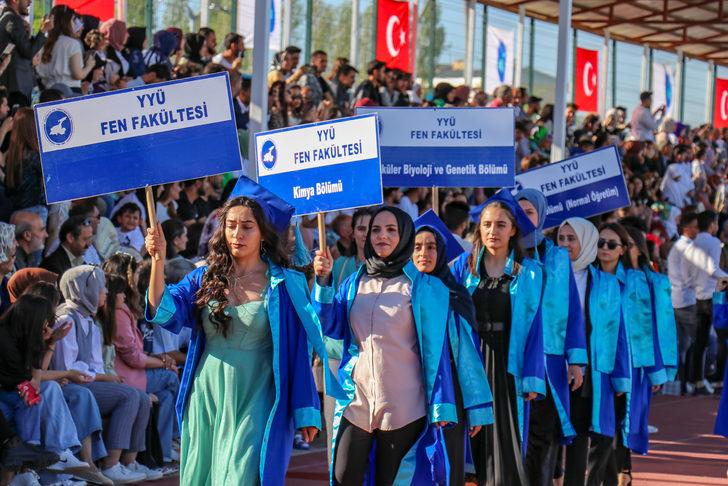 Van YYÜ'de mezuniyet töreni düzenlendi G3