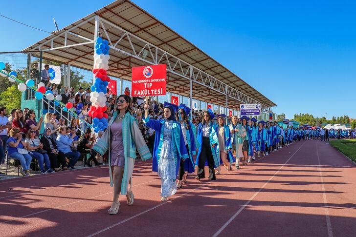 Van YYÜ'de mezuniyet töreni düzenlendi G2