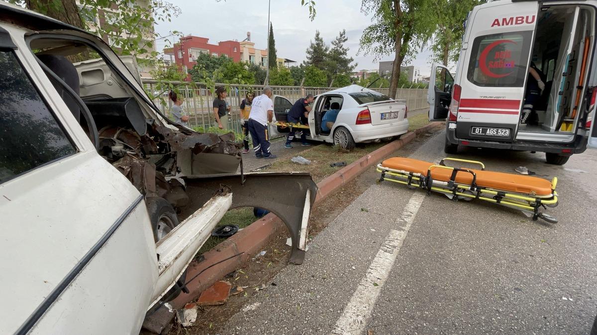 Adana'da iki otomobilin ağa&ccedil;lara &ccedil;arpması sonucu 5 kişi yaralandı