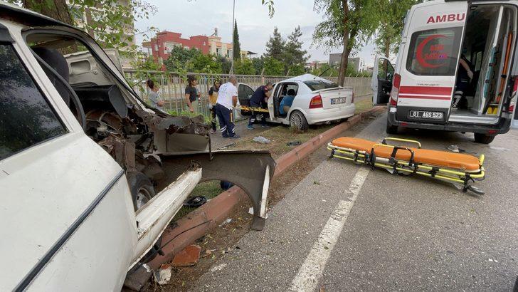 Adana'da iki otomobilin ağaçlara çarpması sonucu 5 kişi yaralandı G1