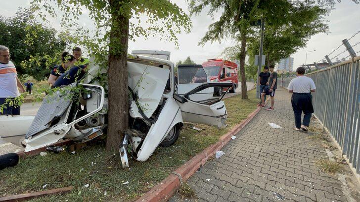 Adana'da iki otomobilin ağaçlara çarpması sonucu 5 kişi yaralandı G3