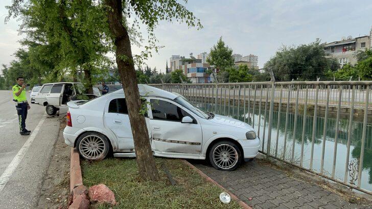 Adana'da iki otomobilin ağaçlara çarpması sonucu 5 kişi yaralandı G4