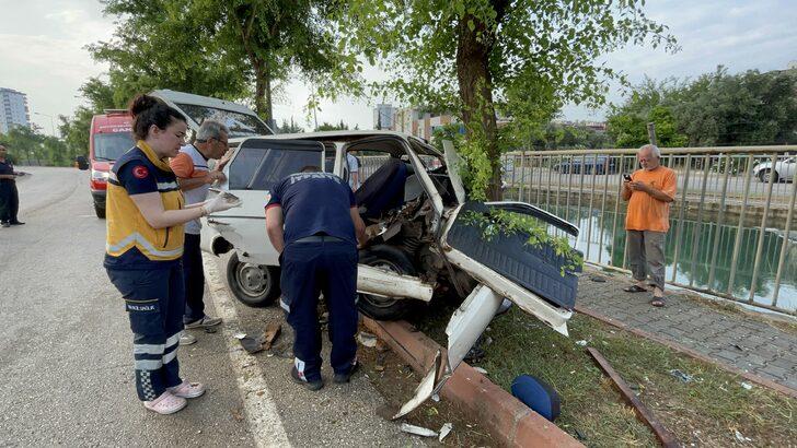 Adana'da iki otomobilin ağaçlara çarpması sonucu 5 kişi yaralandı G5