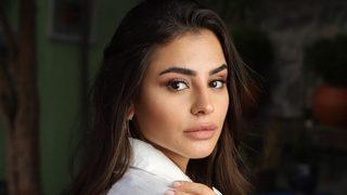 Gönül Dağı'nın Asuman'ı Hazal Çağlar yatarak poz verdi! Sana kırmızı çok yakışıyor