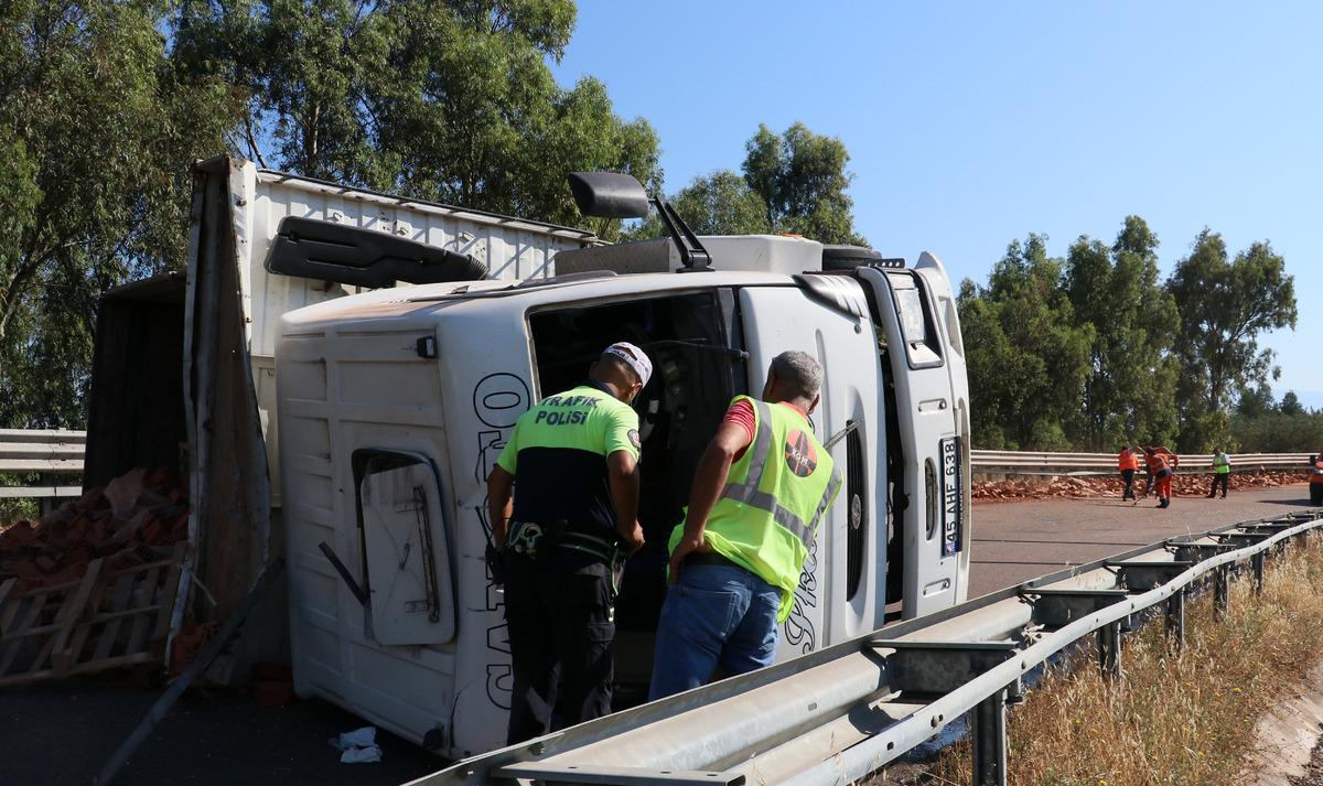 İzmir-&Ccedil;eşme Otoyolu'nda tuğla y&uuml;kl&uuml; kamyon devrildi